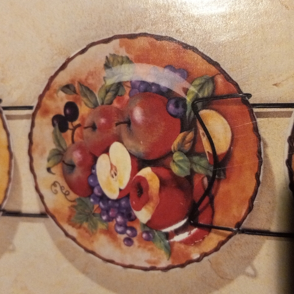 Set of four plates with wire wall rack - Picture 3 of 5